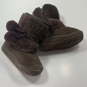 Child’s snow boots brown size 21 mo with tassel